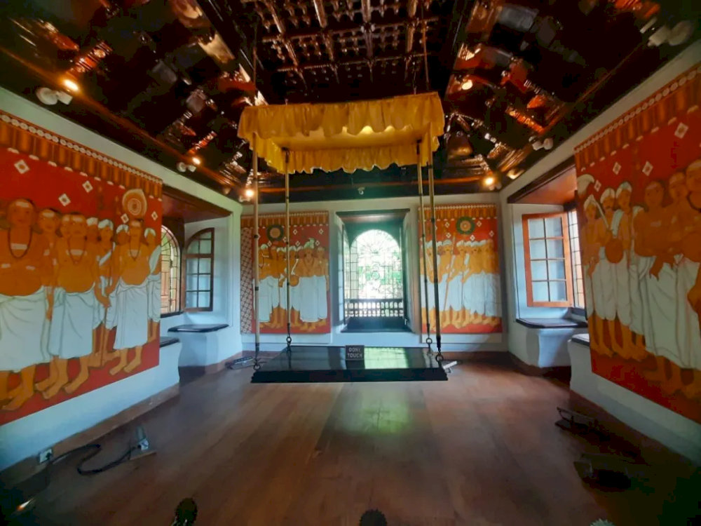 You can visit the palace’s various rooms, which display items from the royal collection, and enjoy the tranquil surroundings of the palace grounds